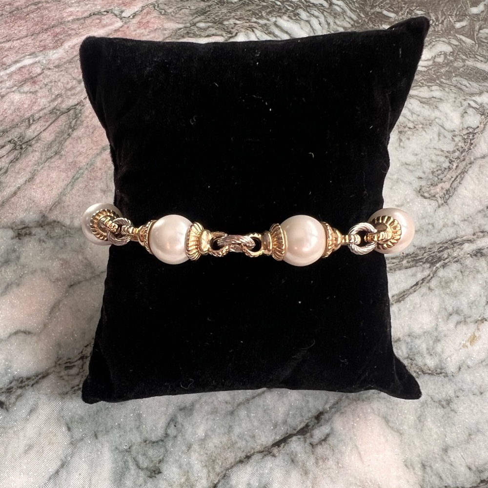 Source Unknown Gold Tone Bracelet with Pearlescent Beads